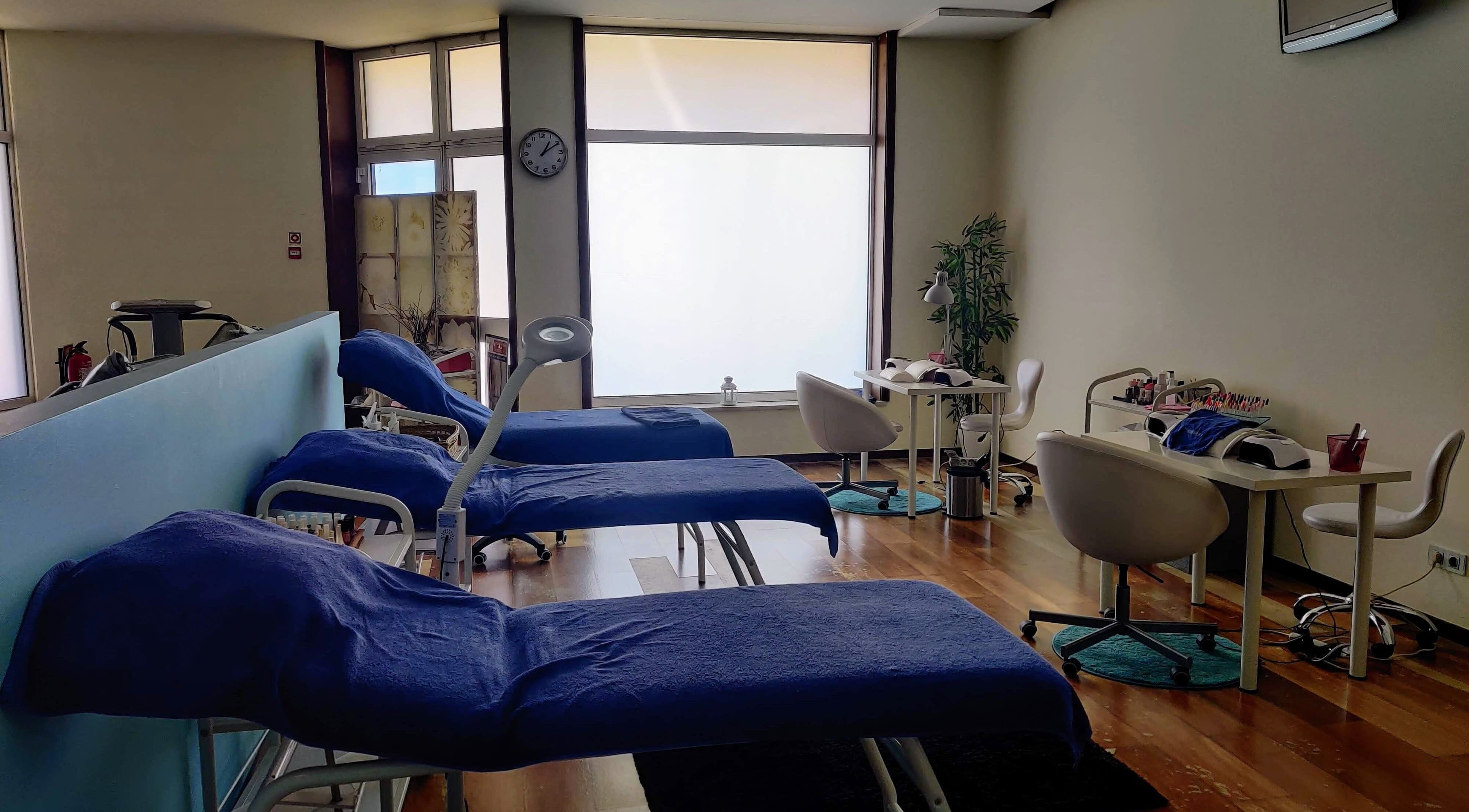 Interior do Excellence Corpus em Povoa de Varzim, Portugal, PT, com camas de tratamento e cadeiras de manicure.