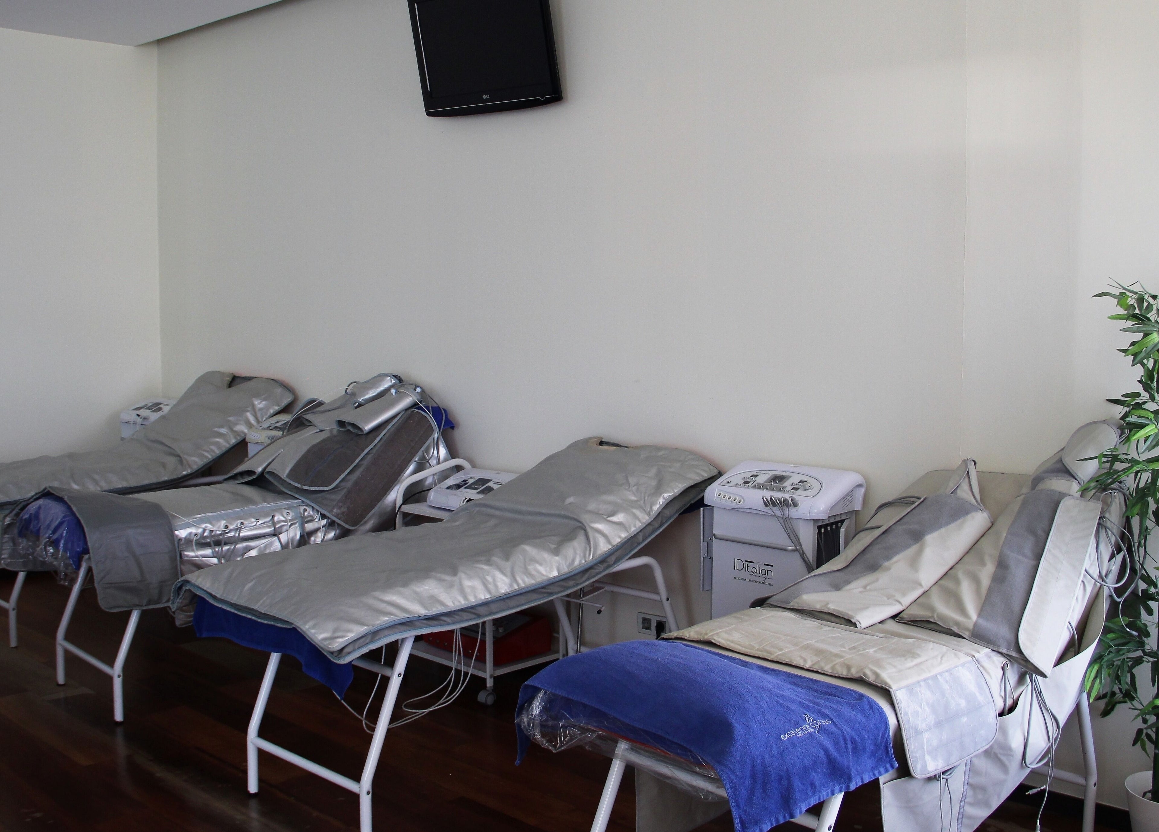 Sala de tratamentos modernos no Excellence Corpus, Povoa de Varzim, Portugal, PT com camas de spa.