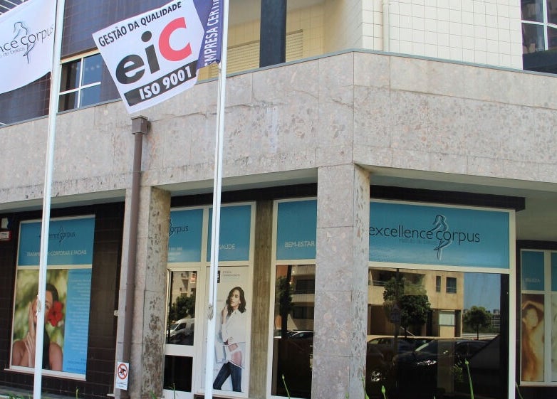 Fachada do Excellence Corpus em Povoa de Varzim, Portugal, PT, destacando suas bandeiras e entrada elegante.