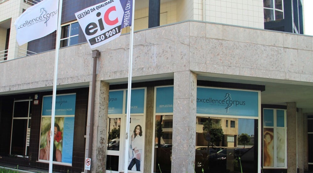 Fachada do Excellence Corpus em Povoa de Varzim, Portugal, PT, destacando suas bandeiras e entrada elegante.