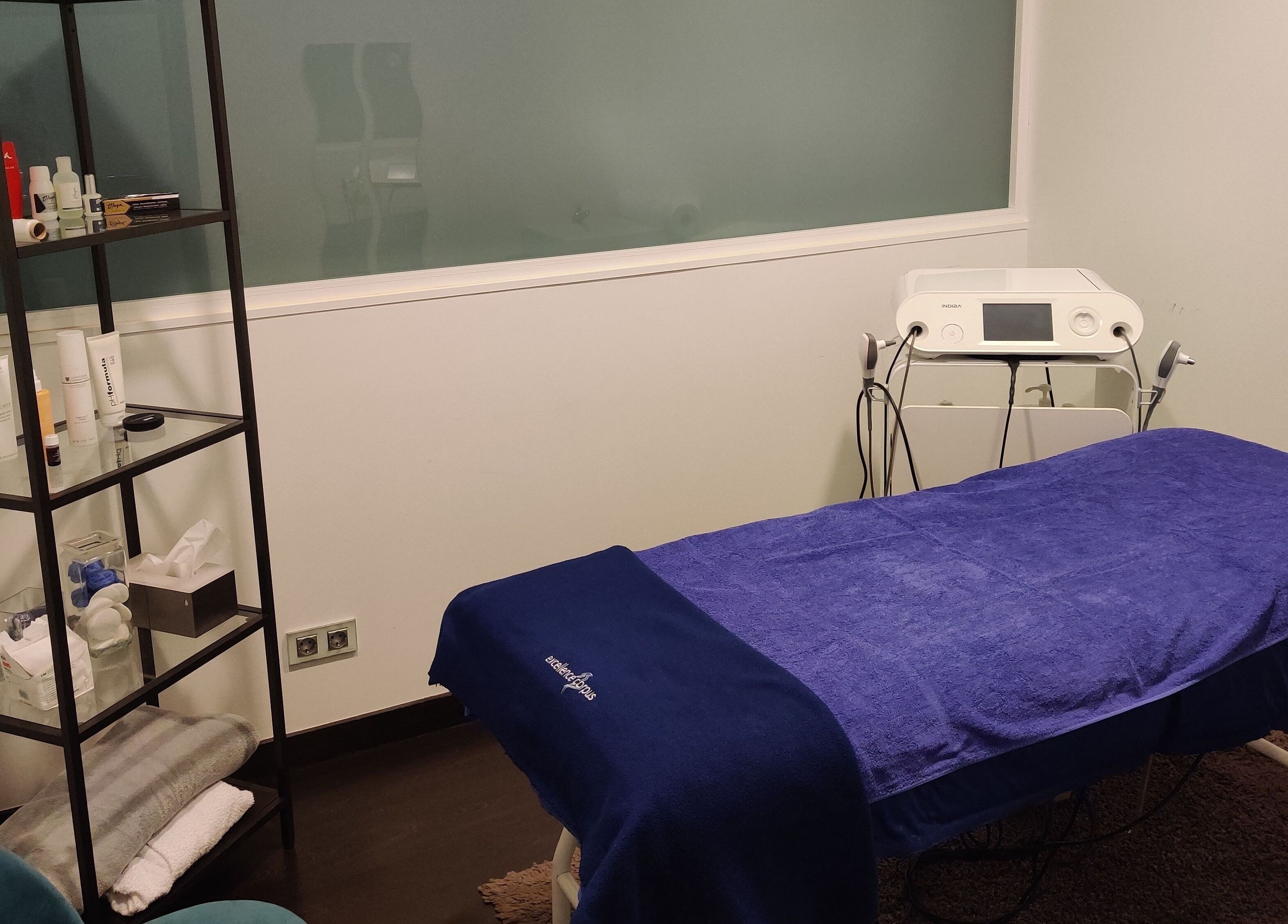 Sala de tratamento da Excellence Corpus em Póvoa de Varzim, PT, equipada com mesa e produtos de beleza.