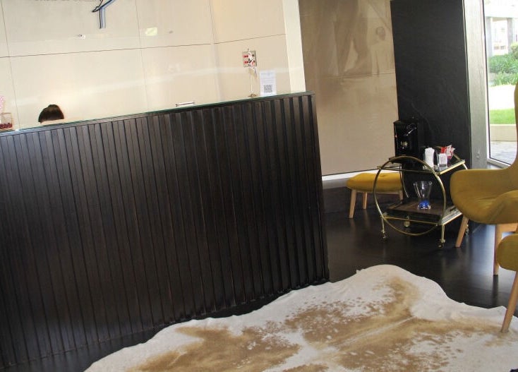 Recepção acolhedora em Excellence Corpus, Povoa de Varzim, Portugal, PT com cadeiras amarelas confortáveis.