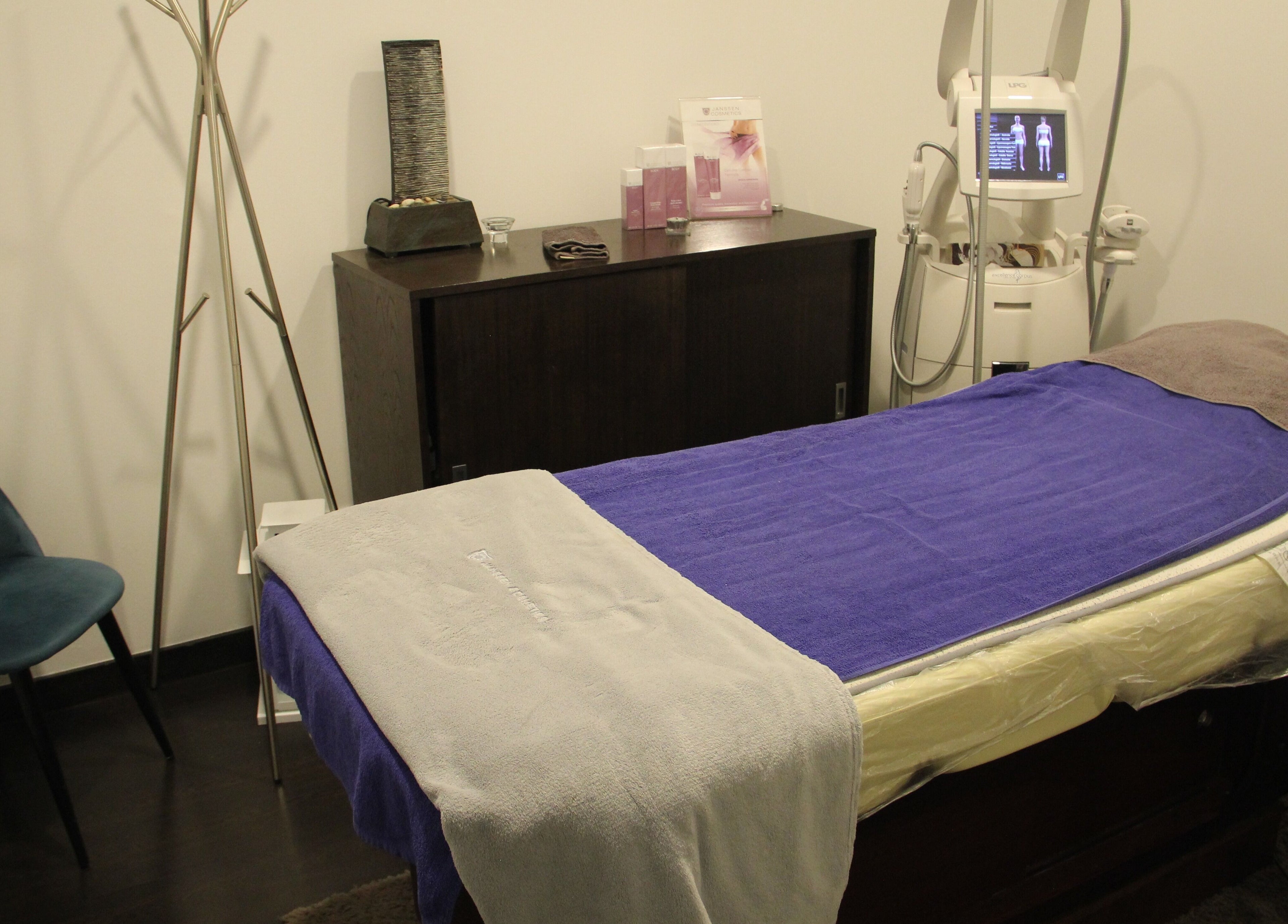Sala de tratamento em Excellence Corpus, Povoa de Varzim, Portugal, PT com cama e equipamento moderno.