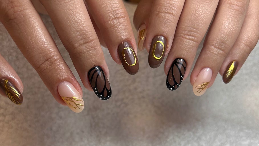 Diseño de uñas artístico en Enliven Salon, Caguas, Caguas, PR. Estilo mariposa y oro elegante.