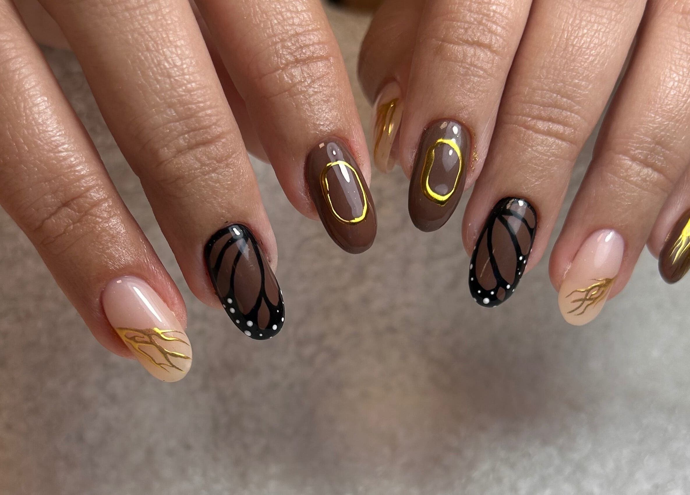 Diseño de uñas artístico en Enliven Salon, Caguas, Caguas, PR. Estilo mariposa y oro elegante.