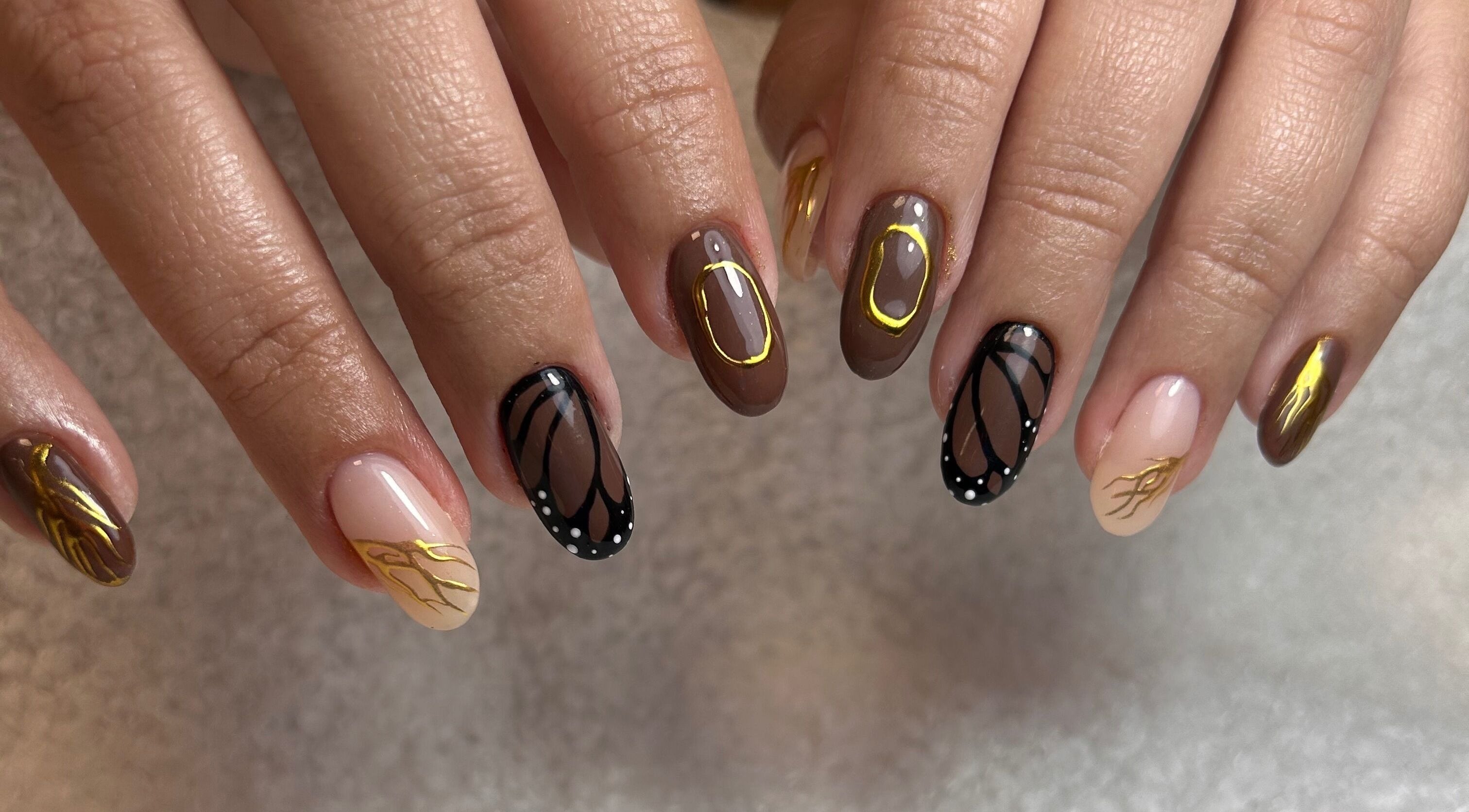 Diseño de uñas artístico en Enliven Salon, Caguas, Caguas, PR. Estilo mariposa y oro elegante.