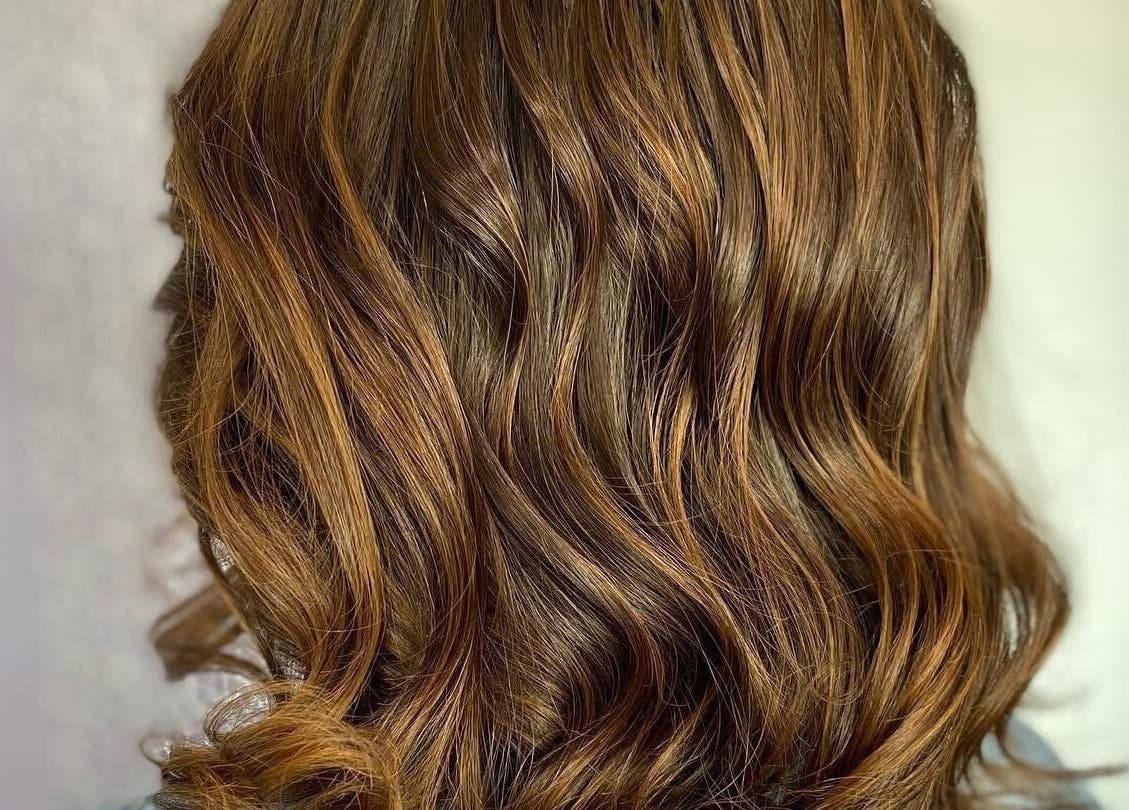 Cabello con suaves ondas brillantes en Enliven Salon, Caguas, Caguas, PR.