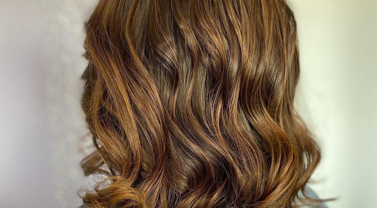 Cabello con suaves ondas brillantes en Enliven Salon, Caguas, Caguas, PR.