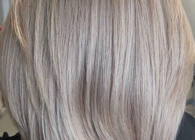 Cabello rubio liso y brillante estilizado en Enliven Salon, Caguas, Caguas, PR.