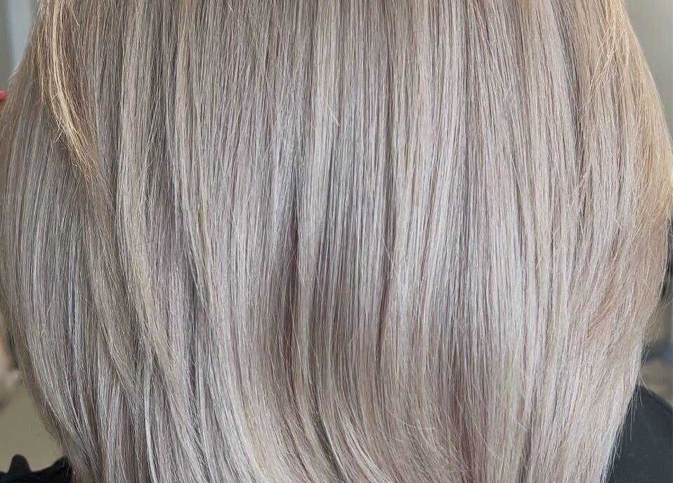 Cabello rubio liso y brillante estilizado en Enliven Salon, Caguas, Caguas, PR.