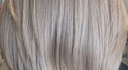 Cabello rubio liso y brillante estilizado en Enliven Salon, Caguas, Caguas, PR.