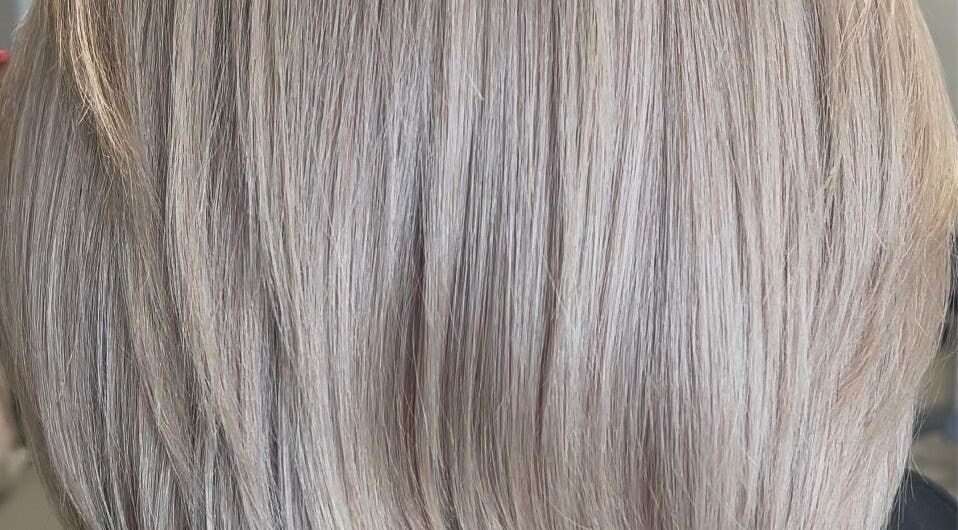 Cabello rubio liso y brillante estilizado en Enliven Salon, Caguas, Caguas, PR.