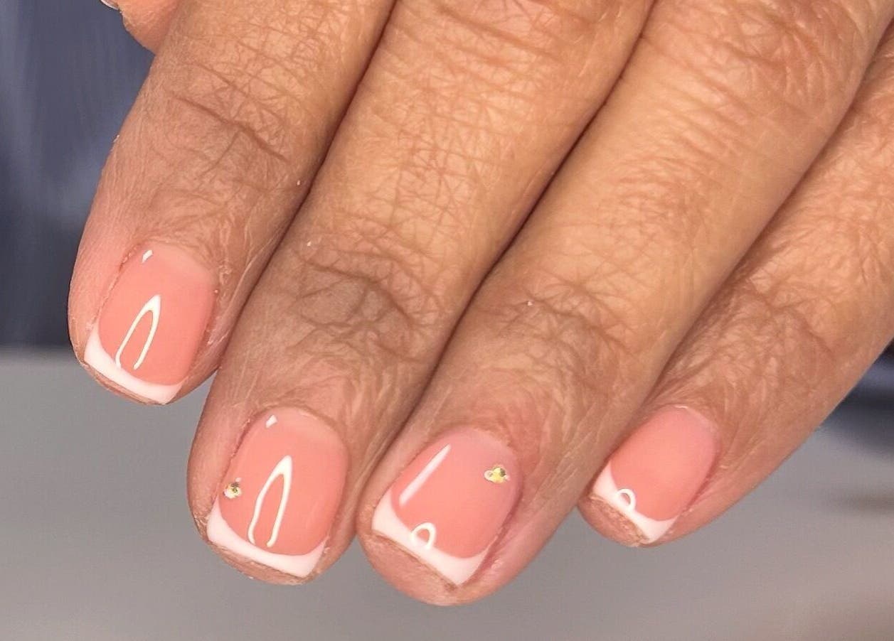 Elegante manicura francesa en Enliven Salon, Caguas, Caguas, PR. Belleza y cuidado de uñas destacadas.
