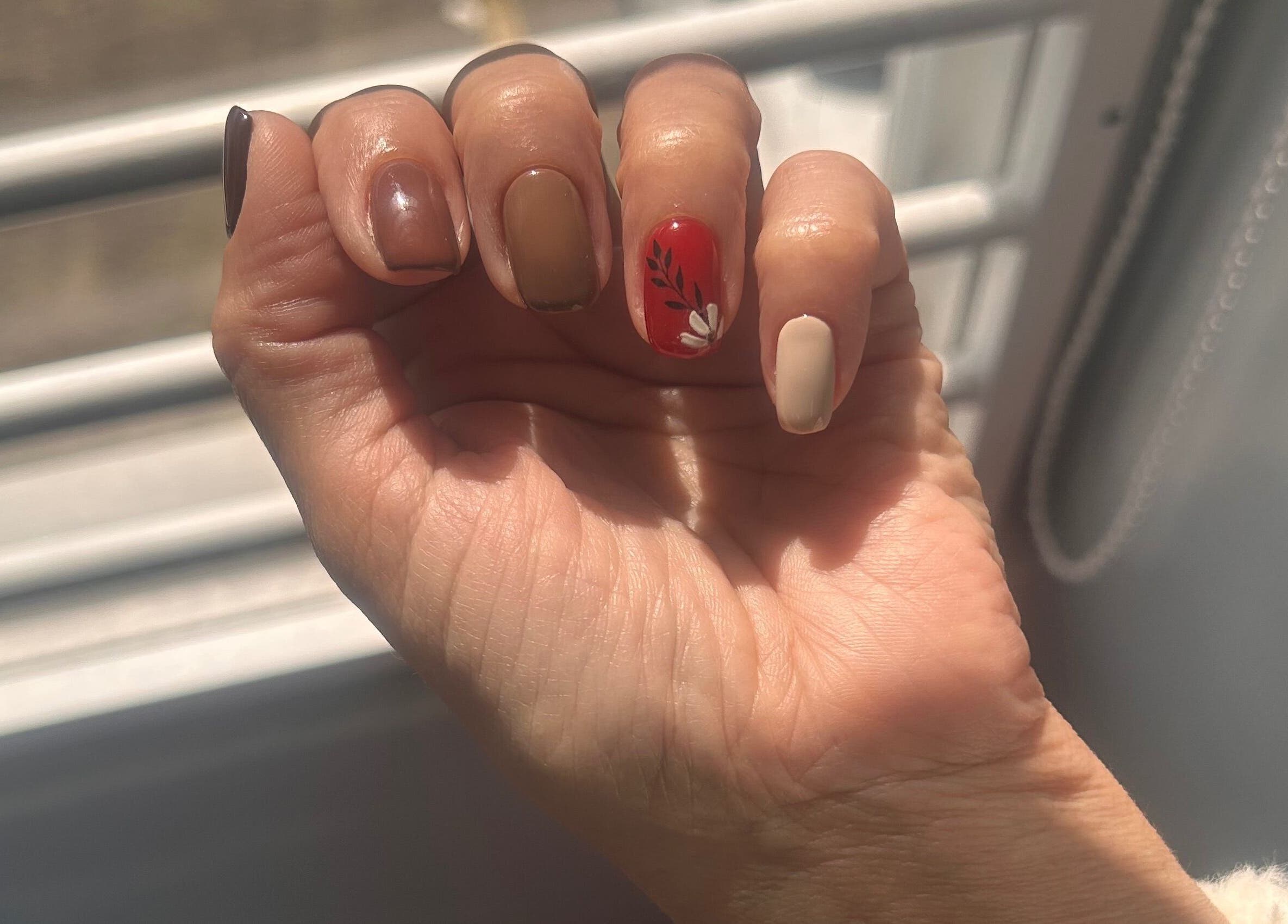 Diseño de uñas con arte floral en Enliven Salon, Caguas, Caguas, PR.