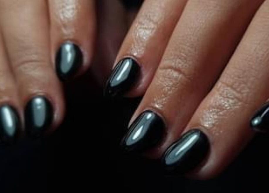 Manicura negra brillante en Enliven Salon, Caguas, Caguas, PR. Uñas elegantes y modernas.