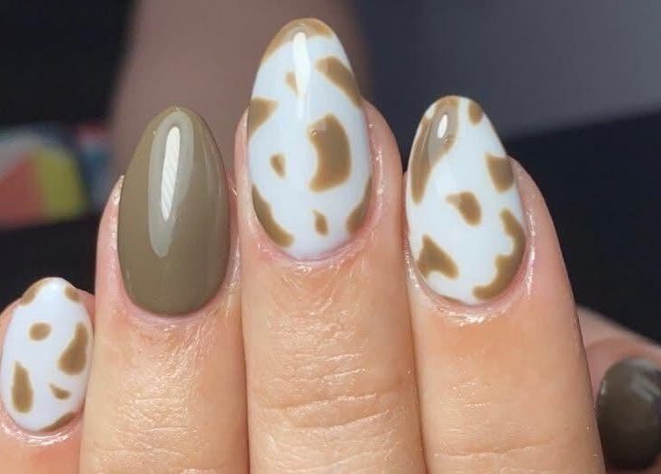 Diseño de uñas elegante en Enliven Salon, Caguas, Caguas, PR. Acabado mate verde y blanco con manchas.