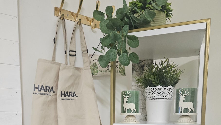 Sweet Escapes Beauty & Wellbeing in Rolleston-on-dove, England. Aprons, plants, and decor create a serene ambiance.