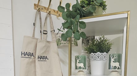 Sweet Escapes Beauty & Wellbeing in Rolleston-on-dove, England. Aprons, plants, and decor create a serene ambiance.