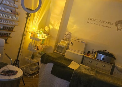 Cozy treatment room at Sweet Escapes Beauty & Wellbeing in Rolleston-on-dove, England, GB.