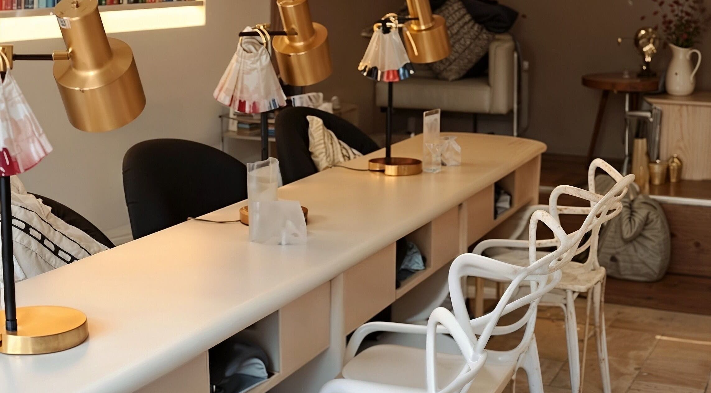 Mesa de manicura en LILITH BEAUTY LOUNGE SAN ISIDRO, Lima, Provincia De Lima, PE con sillas modernas.