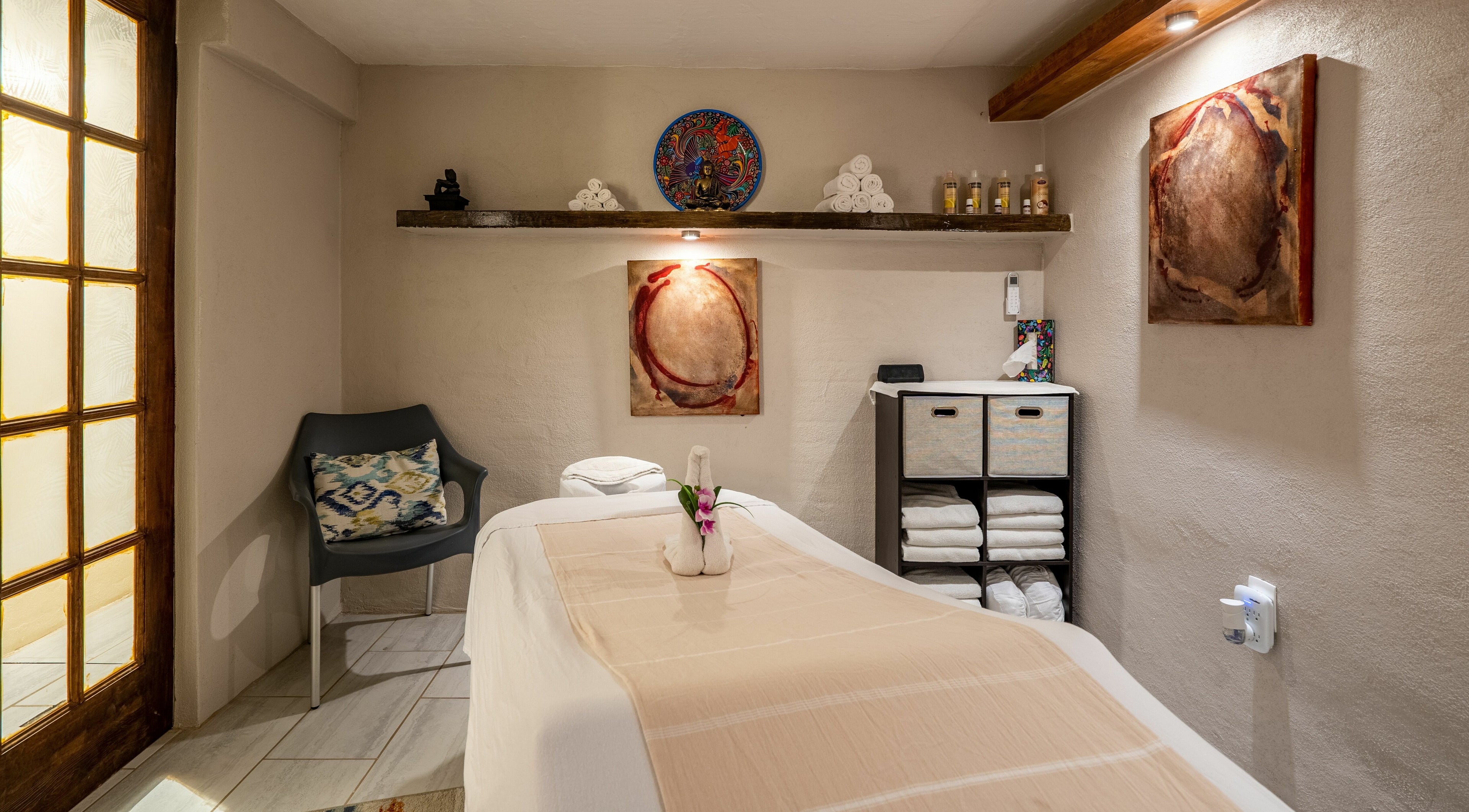 A calming massage room at Zona Z Spa and Wellness, Puerto Vallarta, Jalisco, MX, featuring elegant decor.