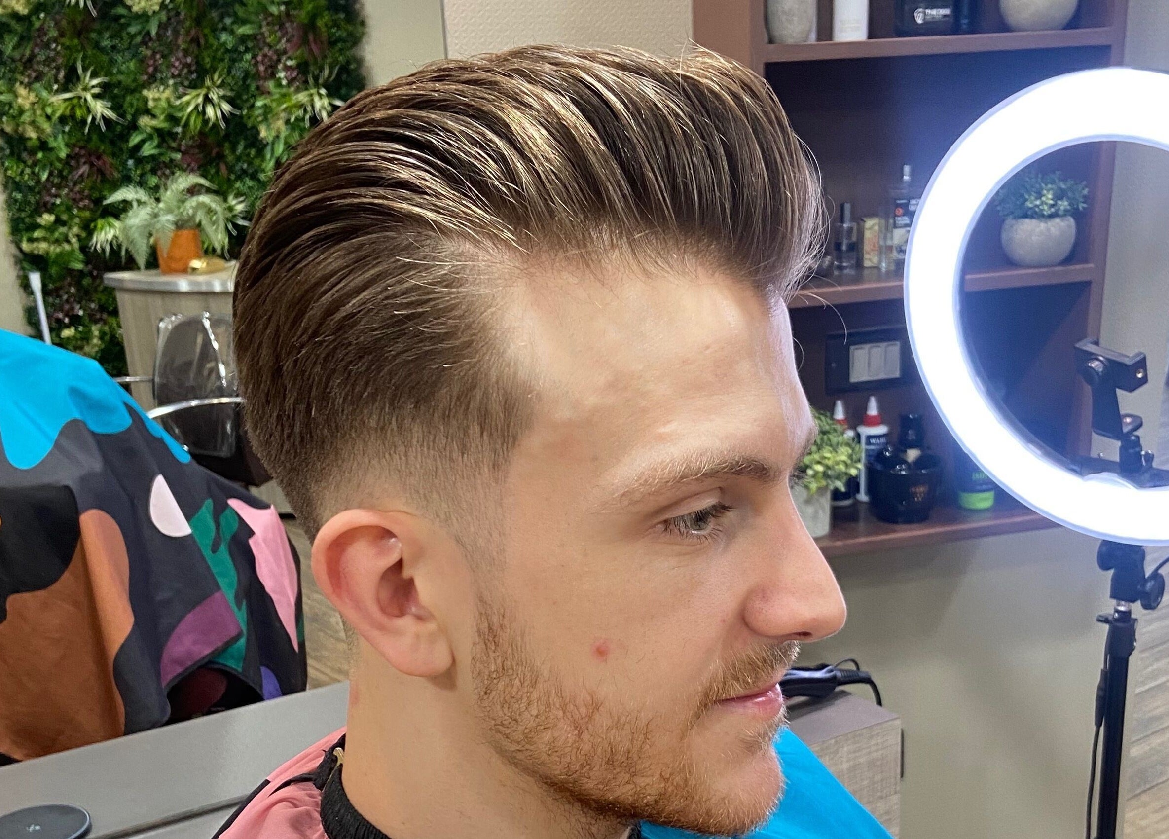 Stylish haircut at Jay’s Barbering in Beaujolais Hair, Dunstable, England, GB. Modern salon setup.