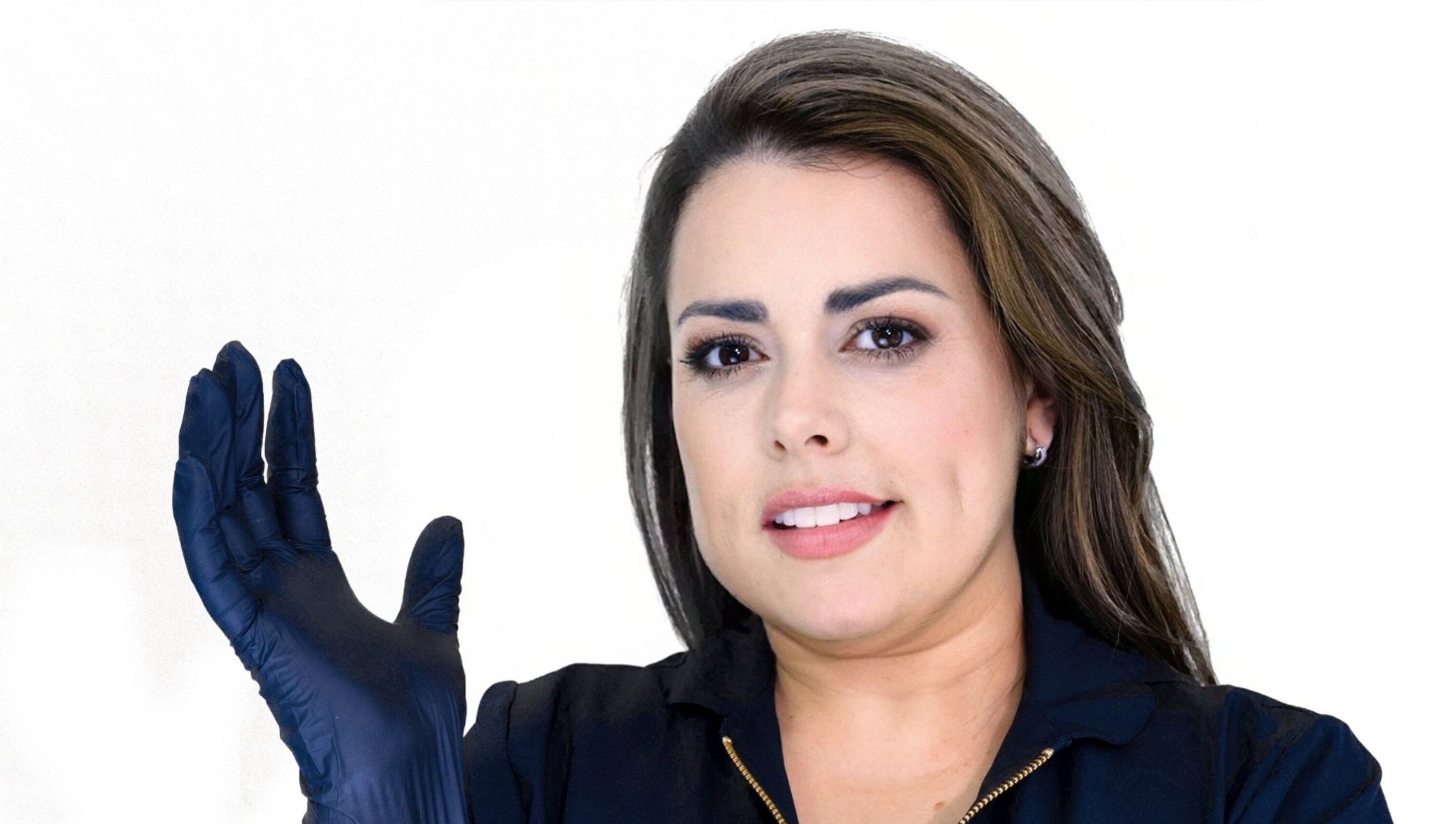 Experta en belleza en Carol Gomez pmu, Altafulla, Catalunya, ES, con guantes listos para un tratamiento.