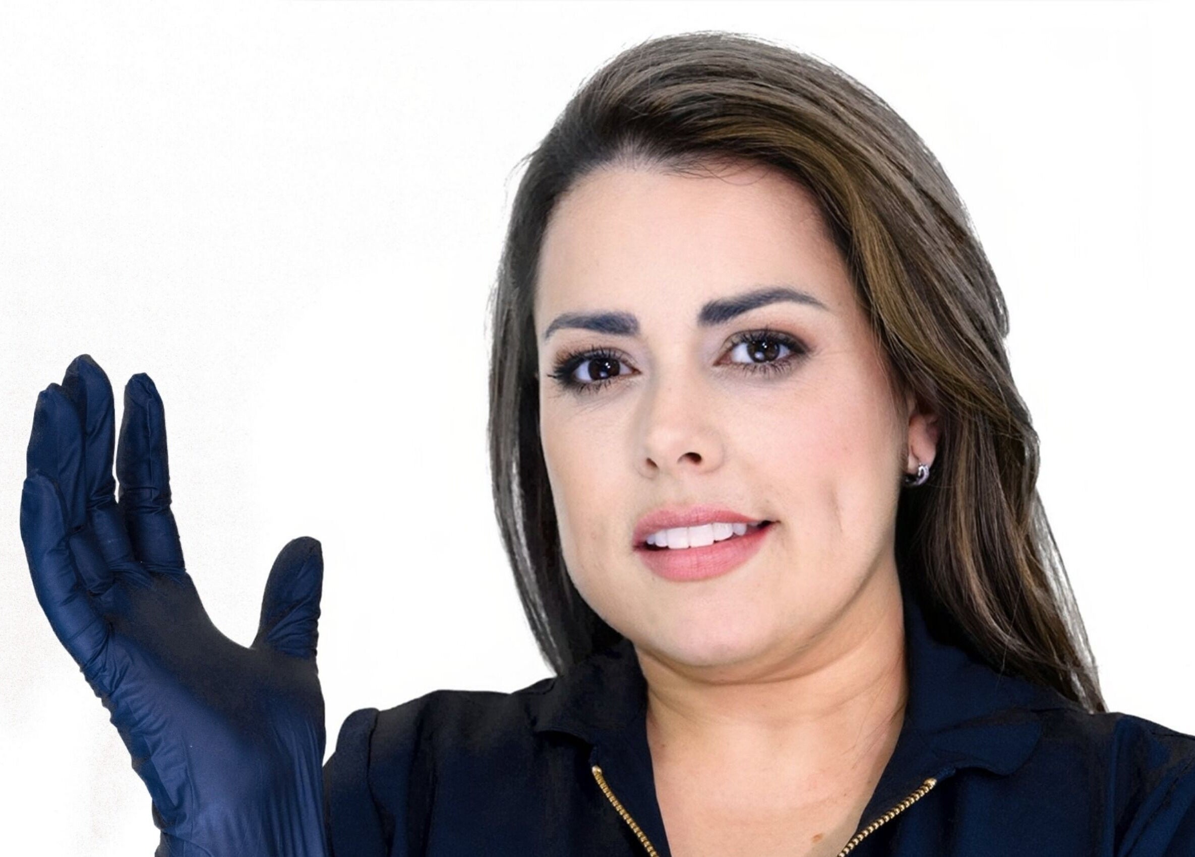 Experta en belleza en Carol Gomez pmu, Altafulla, Catalunya, ES, con guantes listos para un tratamiento.