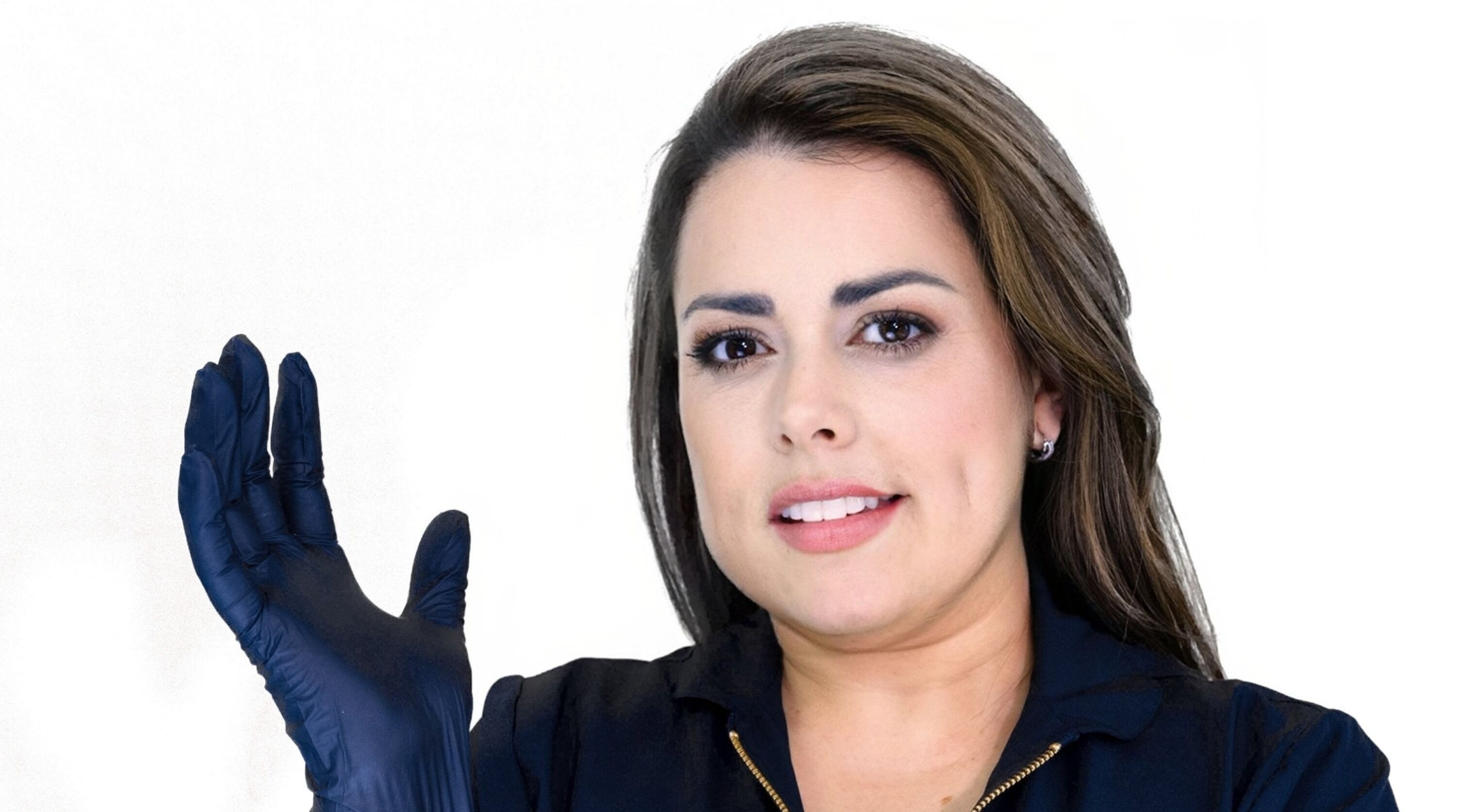 Experta en belleza en Carol Gomez pmu, Altafulla, Catalunya, ES, con guantes listos para un tratamiento.