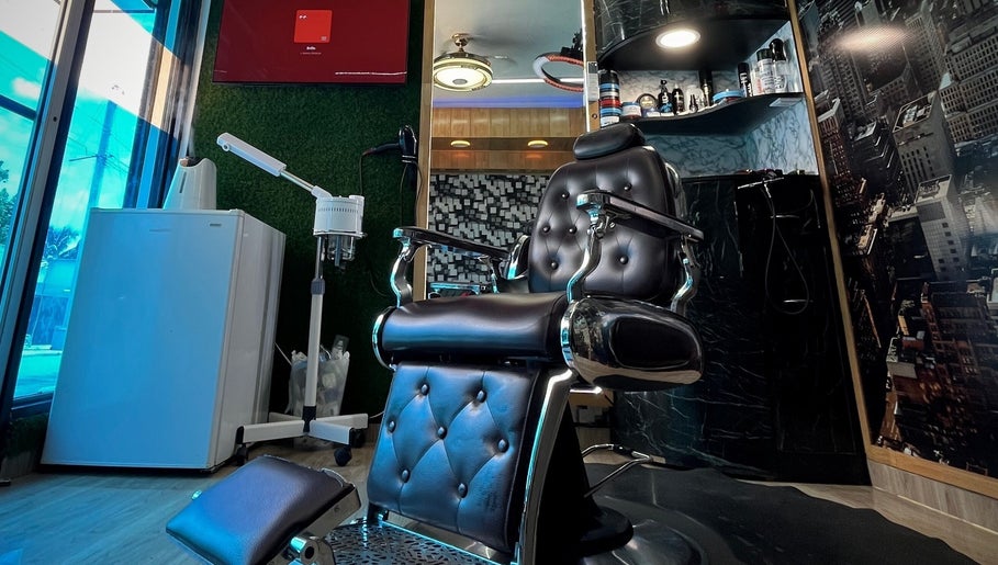 Yeuri Barber image 1