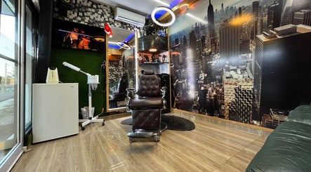 Yeuri Barber image 3