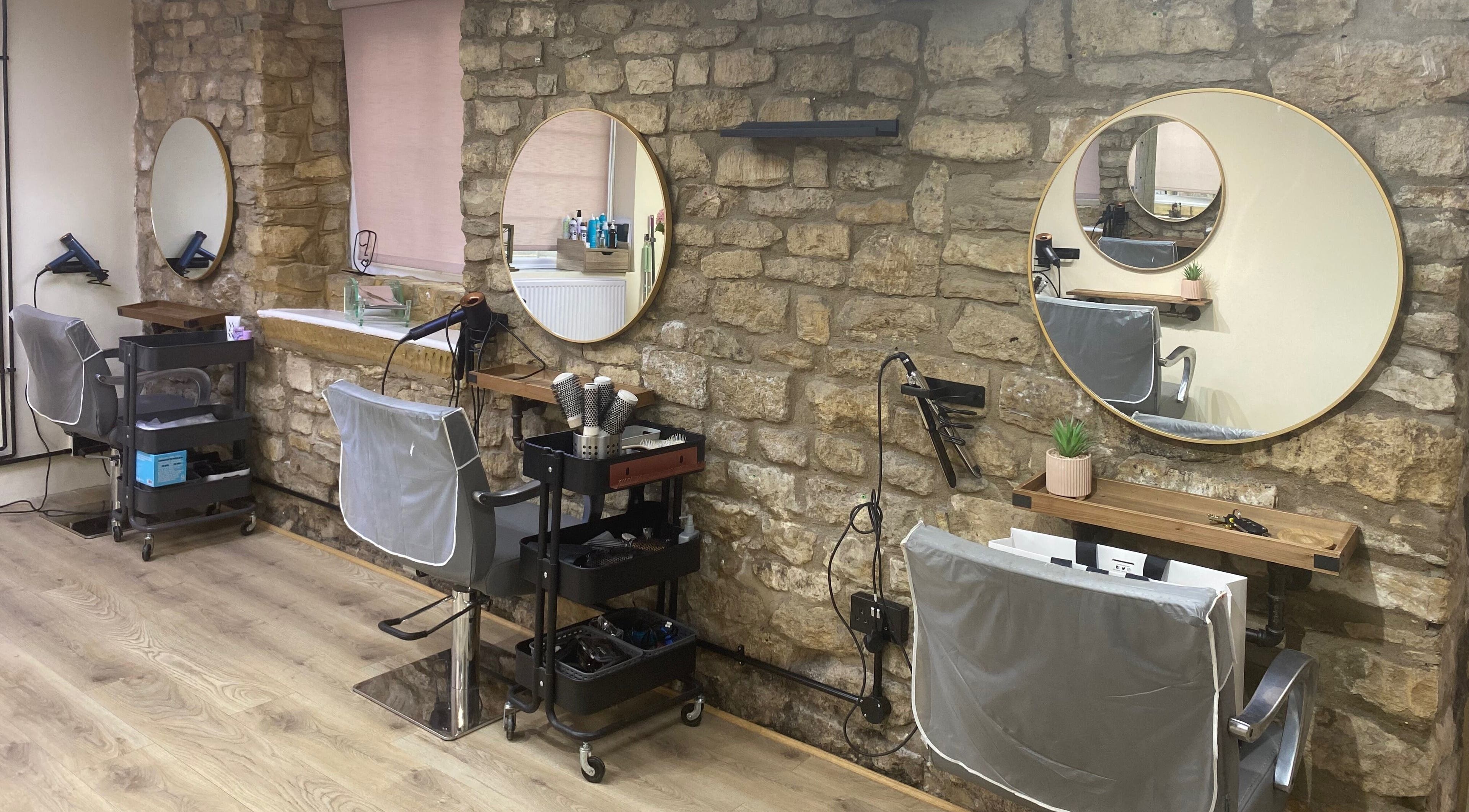 Chic hairdressing stations with round mirrors at 5th Avenue, Weldon, England, GB. Cozy and stylish interior.