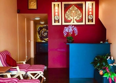 Welcoming lobby of Nakhon Thai Massage in Auckland, NZ featuring comfortable seating and vibrant decor.