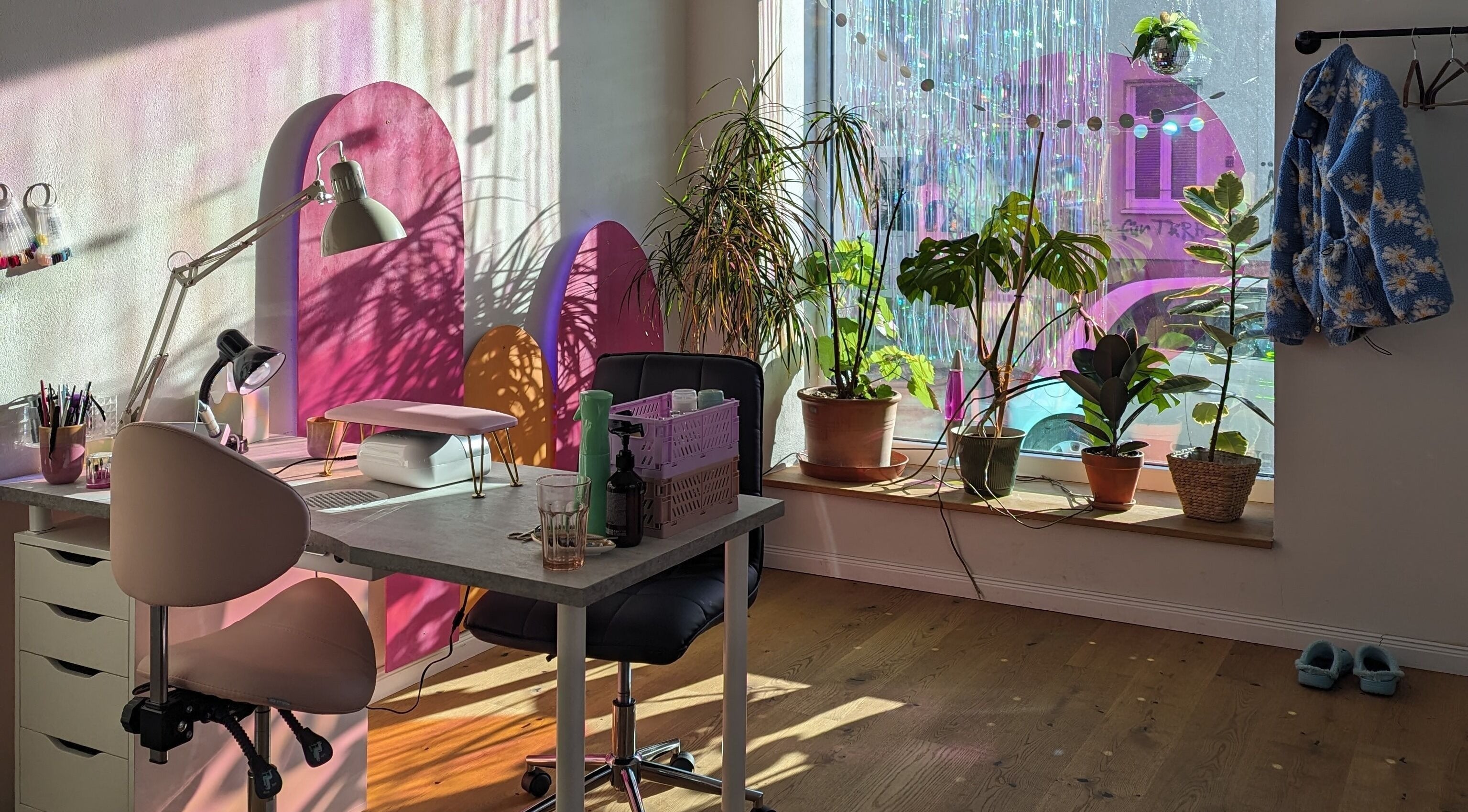 Bunter Arbeitsplatz im Studio Rimini, Leipzig. Pflanzen und Dekoration schaffen eine entspannte Wellness-Atmosphäre.