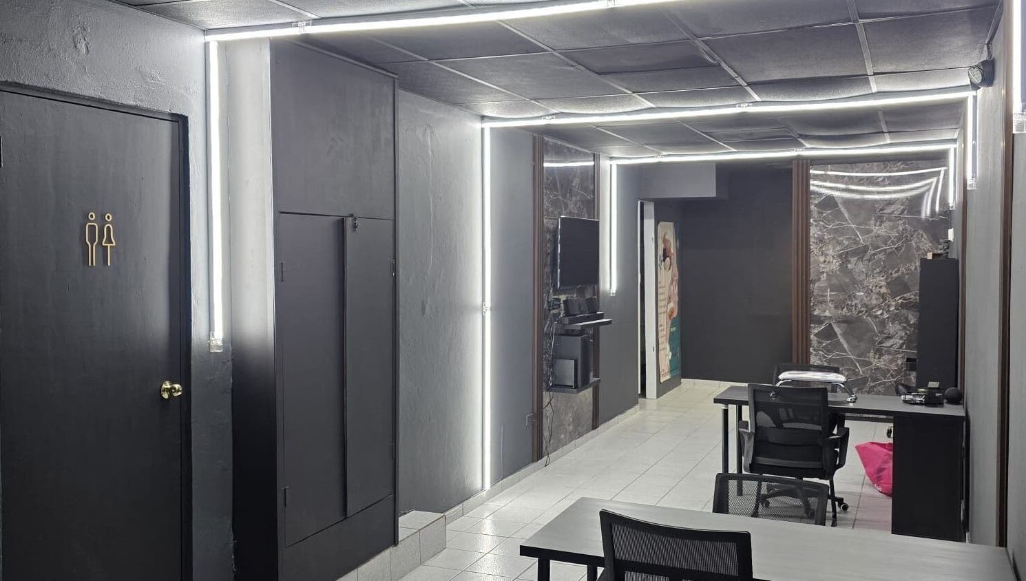 Moderno pasillo de Allesthetic by Lisandra, San Juan, PR, con decoración elegante y minimalista.