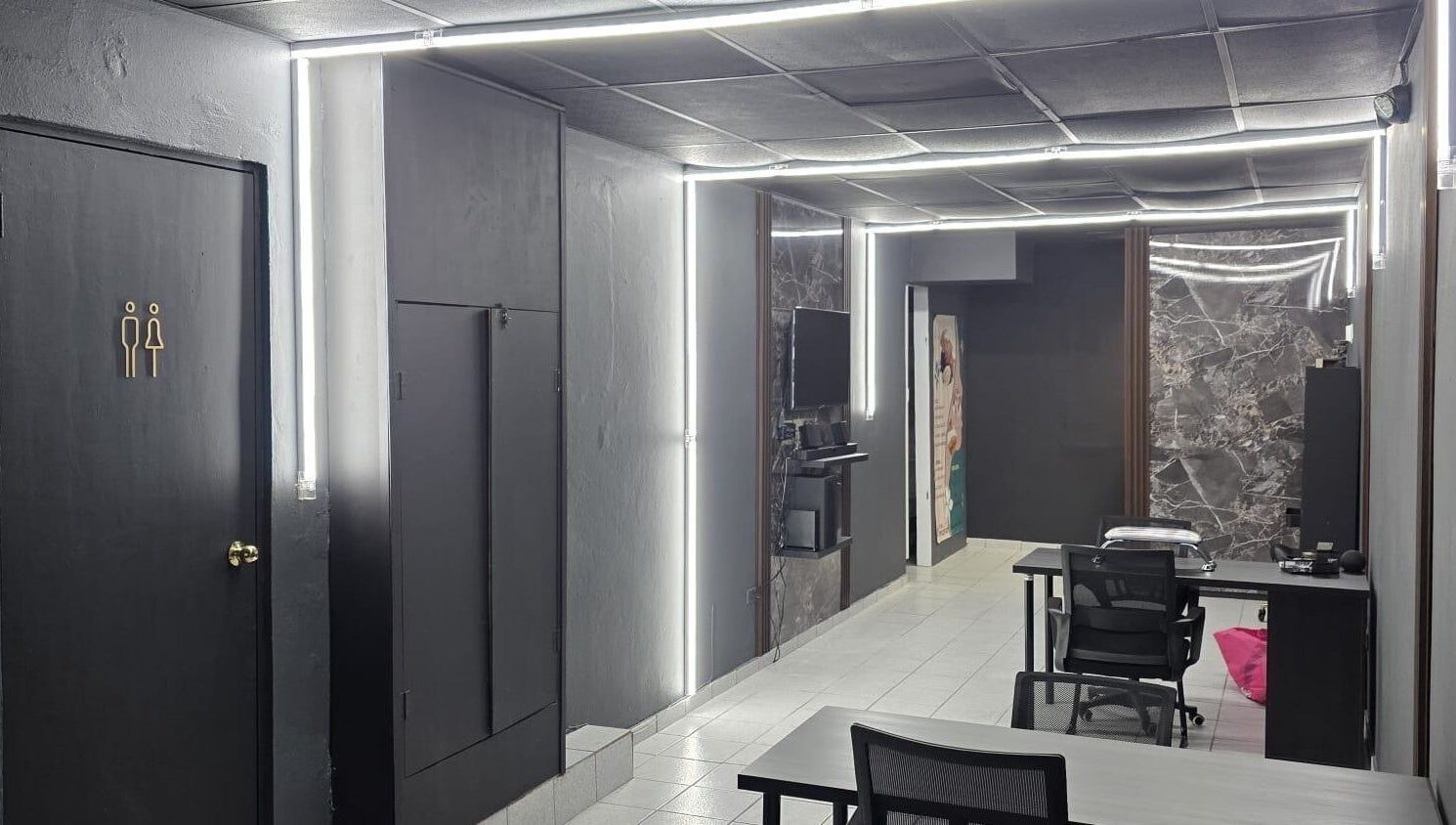 Moderno pasillo de Allesthetic by Lisandra, San Juan, PR, con decoración elegante y minimalista.