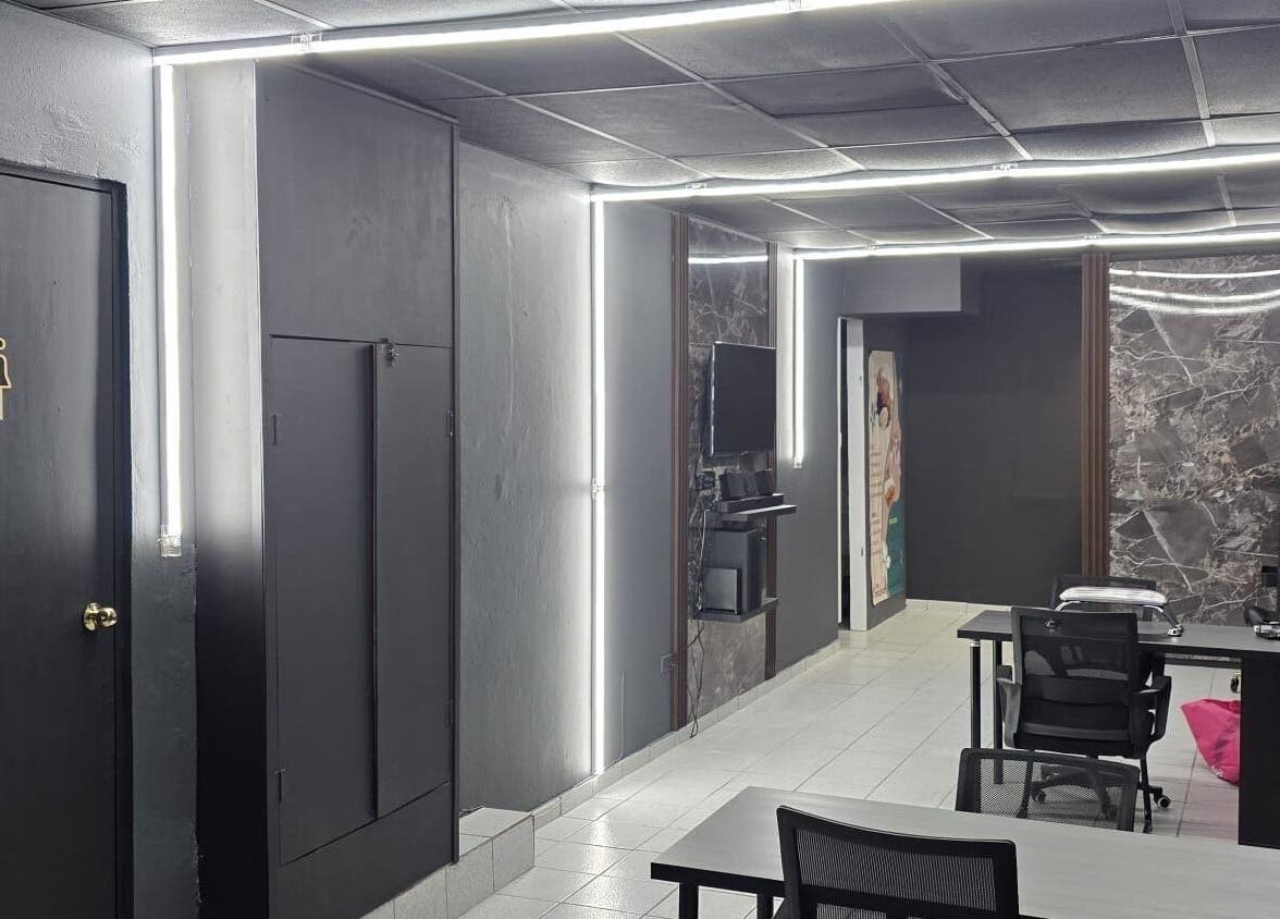 Moderno pasillo de Allesthetic by Lisandra, San Juan, PR, con decoración elegante y minimalista.