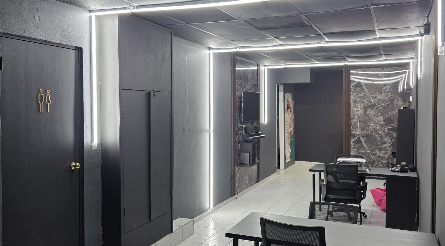 Moderno pasillo de Allesthetic by Lisandra, San Juan, PR, con decoración elegante y minimalista.