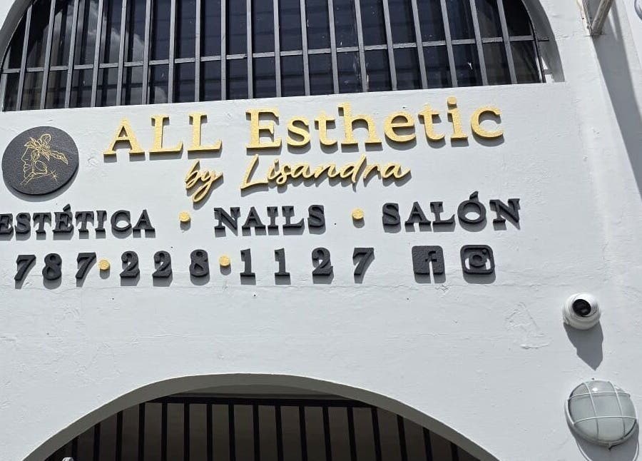 Fachada de Allesthetic by Lisandra en San Juan, PR, mostrando su elegante letrero.