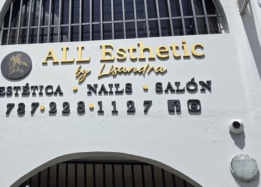 Fachada de Allesthetic by Lisandra en San Juan, PR, mostrando su elegante letrero.