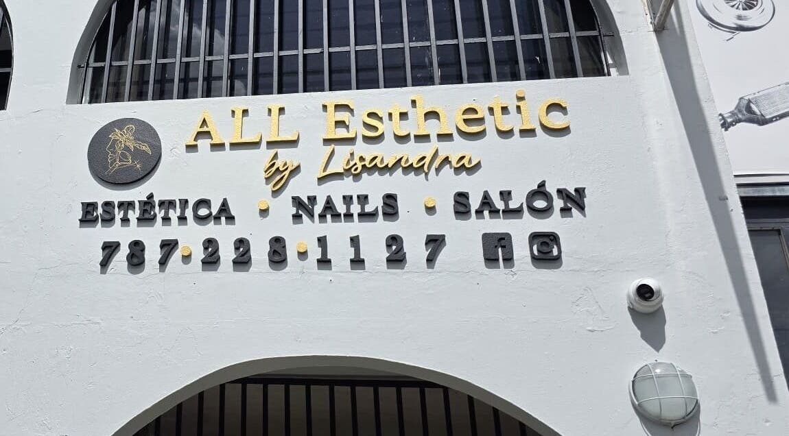 Fachada de Allesthetic by Lisandra en San Juan, PR, mostrando su elegante letrero.