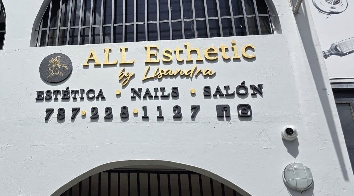 Fachada de Allesthetic by Lisandra en San Juan, PR, mostrando su elegante letrero.
