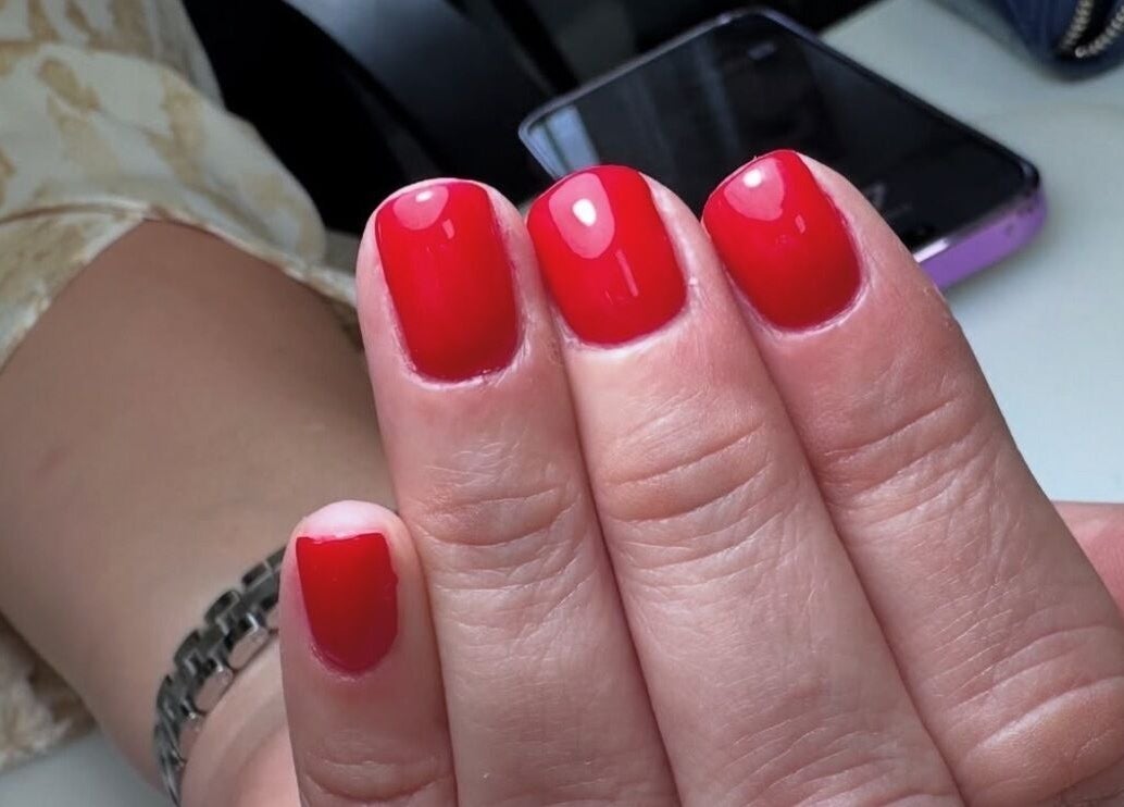 Manicura roja vibrante de Allesthetic by Lisandra, San Juan, San Juan, PR.