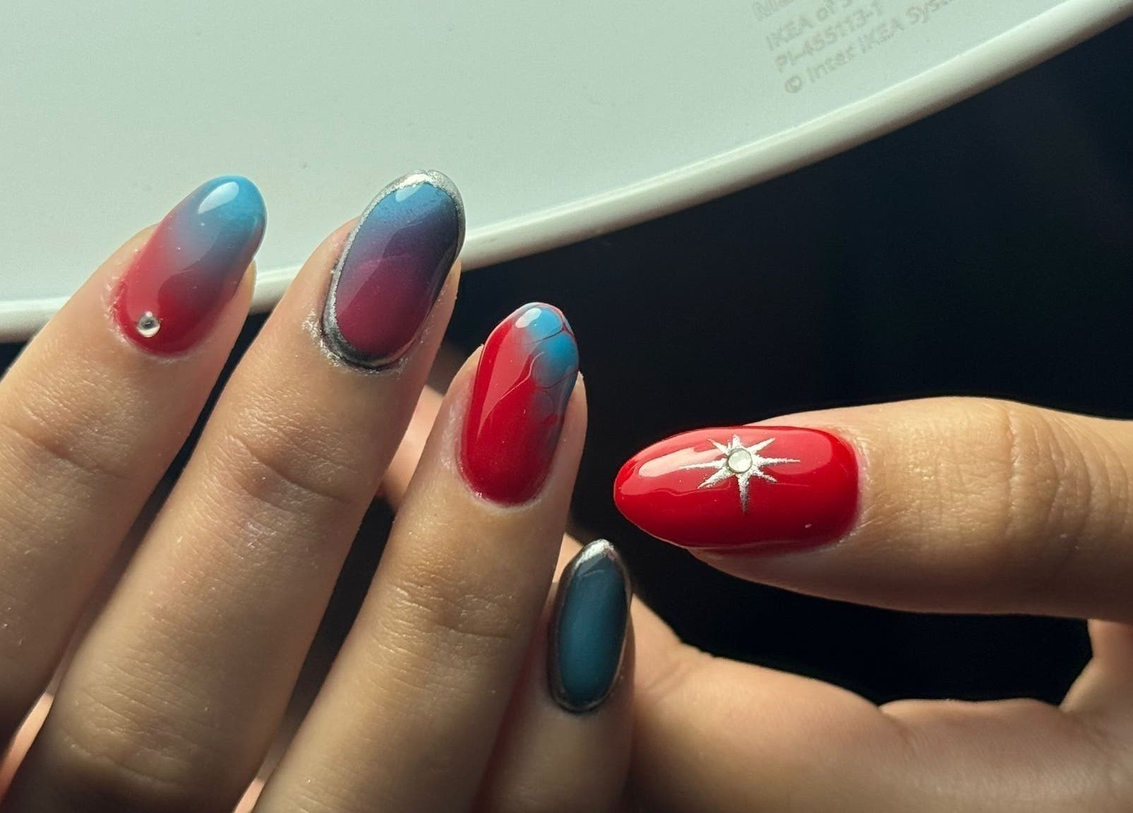 Manicura vibrante en Allesthetic by Lisandra, San Juan, San Juan, PR con diseño en rojo y azul.