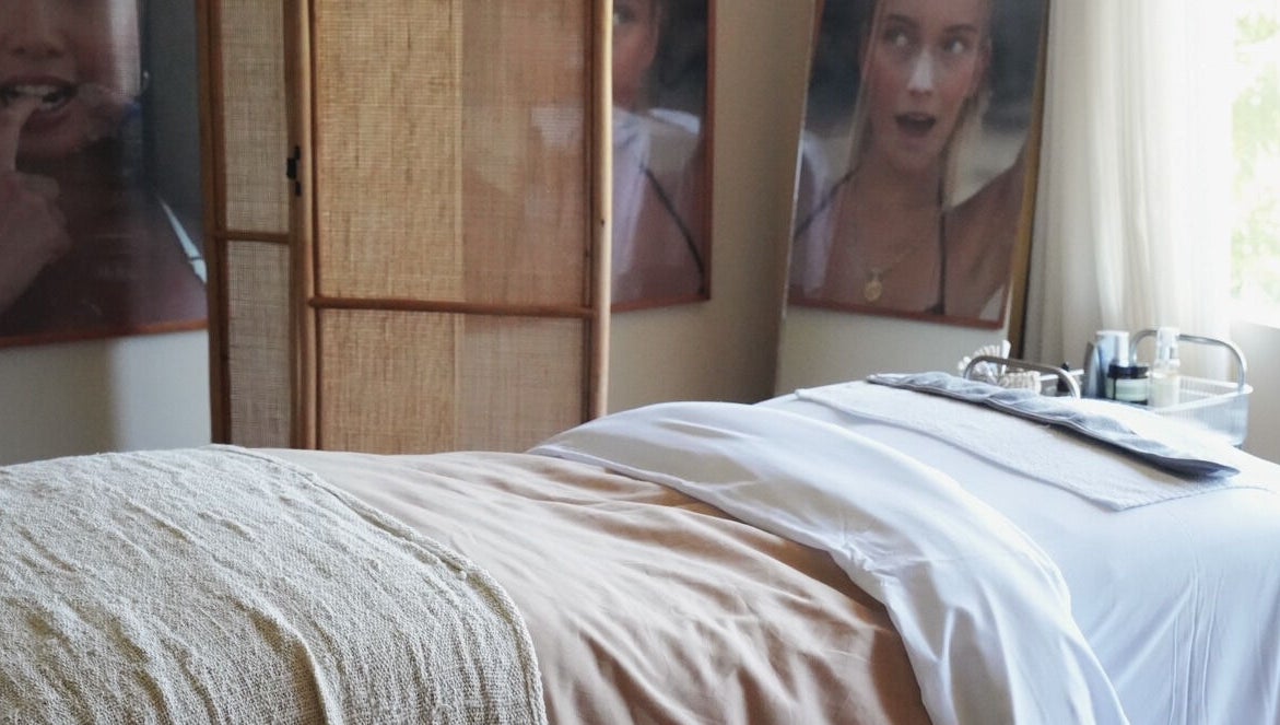 Relaxing spa treatment room at Salty Face Bali in Uluwatu, Bali, ID with cozy decor.