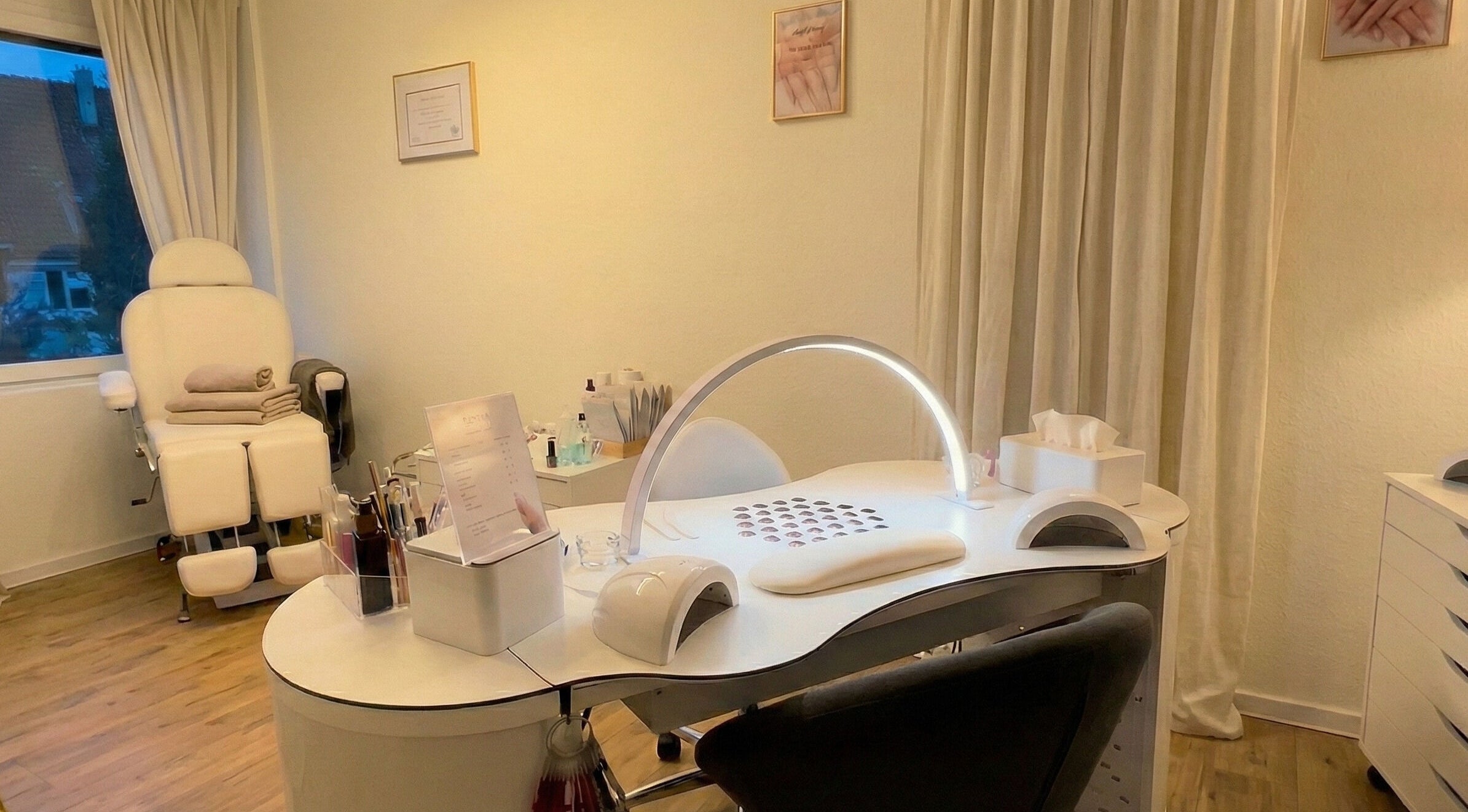 Behandlungsraum bei Vsthetik in Birsfelden, Basel-landschaft, CH mit stilvollem Interieur.