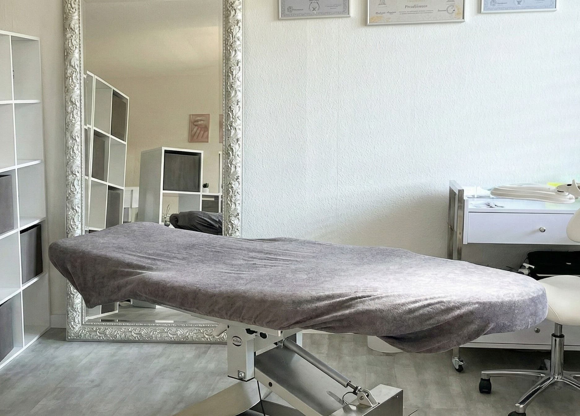 Elegantes Behandlungszimmer bei Vsthetik, Birsfelden, Basel-landschaft, CH mit stilvoller Einrichtung.