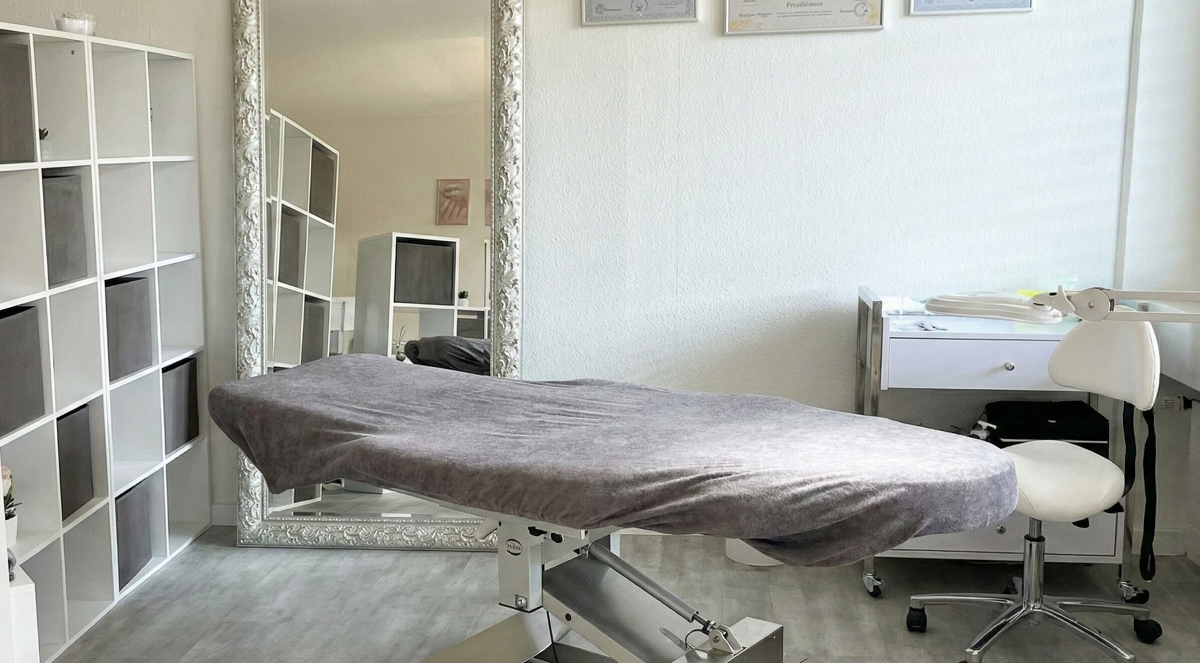 Elegantes Behandlungszimmer bei Vsthetik, Birsfelden, Basel-landschaft, CH mit stilvoller Einrichtung.