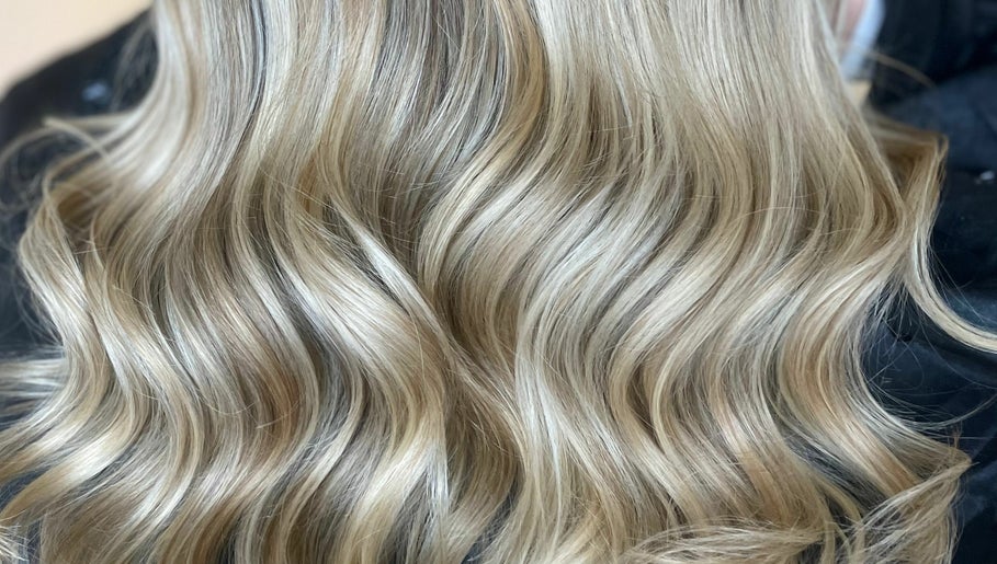 Jade Amphlett Hair – obraz 1