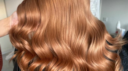 Jade Amphlett Hair – obraz 2